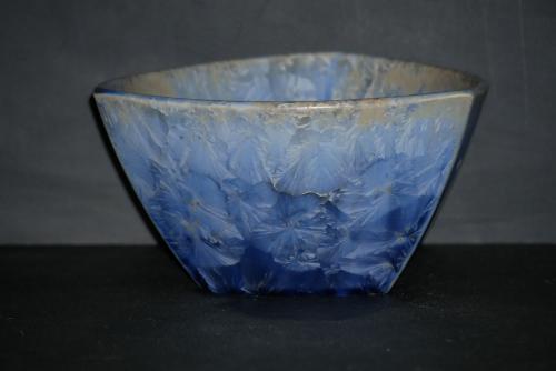 Petit saladier triangulaire en porcelaine gris bleus