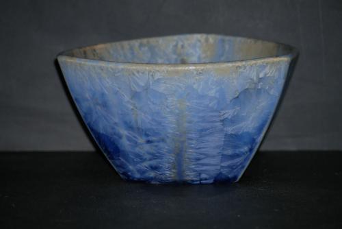 Petit saladier triangulaire en porcelaine gris bleus