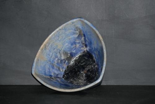 Petit saladier triangulaire en porcelaine gris bleus