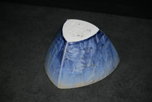 Petit saladier triangulaire en porcelaine gris bleus