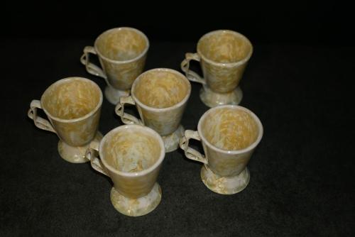 6 petits mazagrans en grès avec blanc jaune