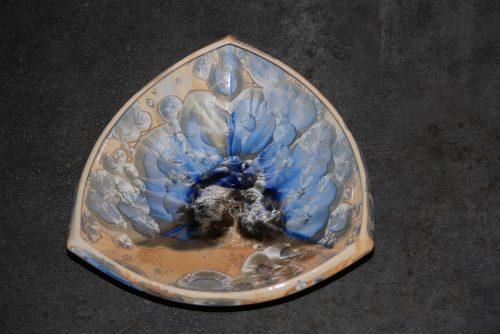 Petite coupe triangulaire en porcelaine gris-bleu