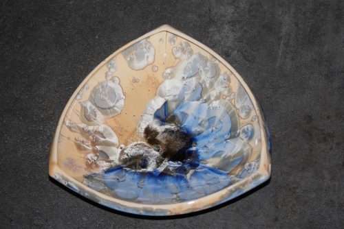 Petite coupe triangulaire en porcelaine gris-bleu