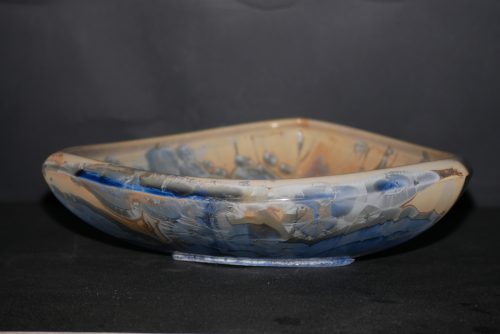 Petite coupe triangulaire en porcelaine gris-bleu