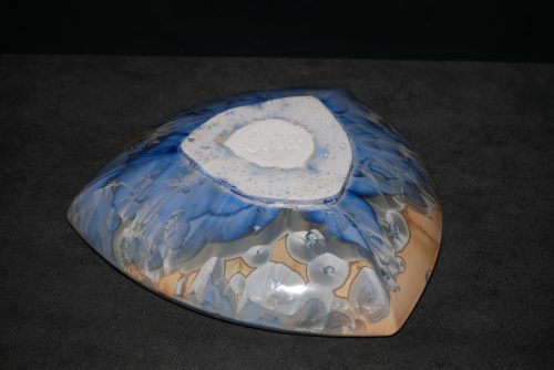 Petite coupe triangulaire en porcelaine gris-bleu