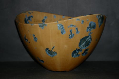 Grand saladier en porcelaine orange cristaux bleus