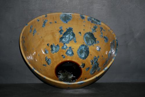 Grand saladier en porcelaine orange cristaux bleus