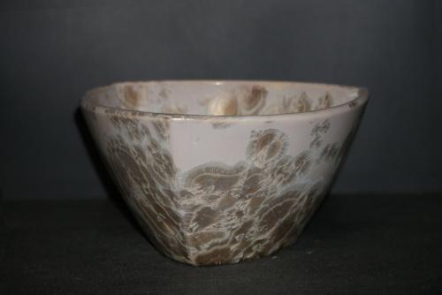 Petit saladier triangulaire en porcelaine ventre de biche