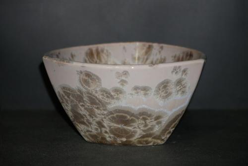 Petit saladier triangulaire en porcelaine ventre de biche