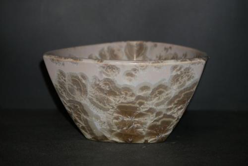 Petit saladier triangulaire en porcelaine ventre de biche