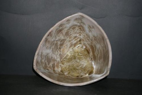 Petit saladier triangulaire en porcelaine ventre de biche