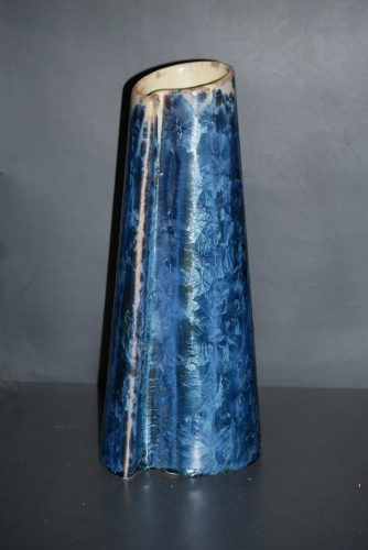 Vase asymétrique en grès marron cristaux bleus