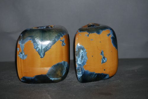 Duo vases en porcelaine demi-cube marron cristaux bleus