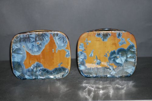 Duo vases en porcelaine demi-cube marron cristaux bleus