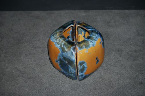 Duo vases en porcelaine demi-cube marron cristaux bleus