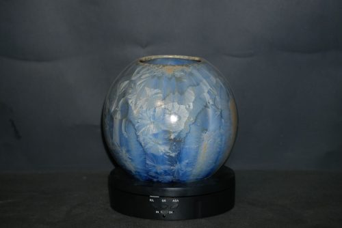Vase boule en porcelaine cristaux gris-bleus