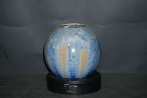 Vase boule en porcelaine cristaux gris-bleus