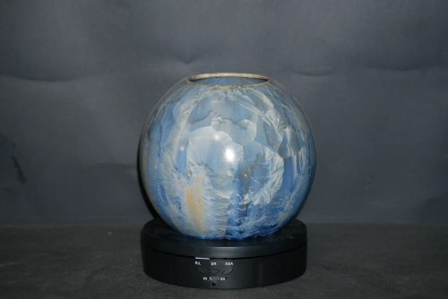Vase boule en porcelaine cristaux gris-bleus