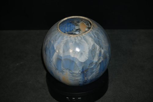Vase boule en porcelaine cristaux gris-bleus