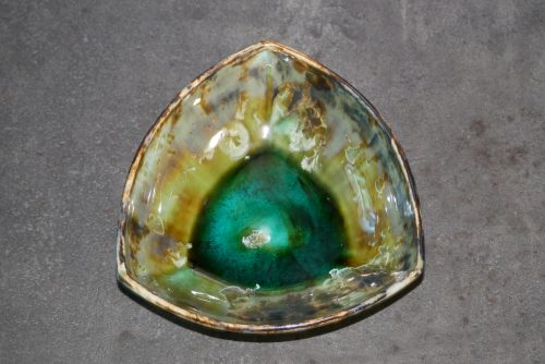 Coupelle triangulaire en grès vert olive