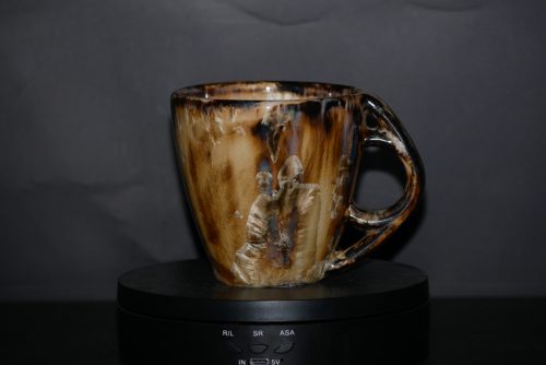Tasse en grès noir cristaux blancs