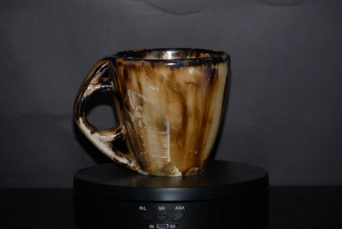 Tasse en grès noir cristaux blancs