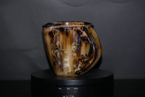 Tasse en grès noir cristaux blancs