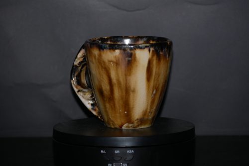 Tasse en grès noir cristaux blancs