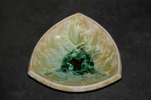 Petite coupe triangulaire en porcelaine vert citron 26 cm