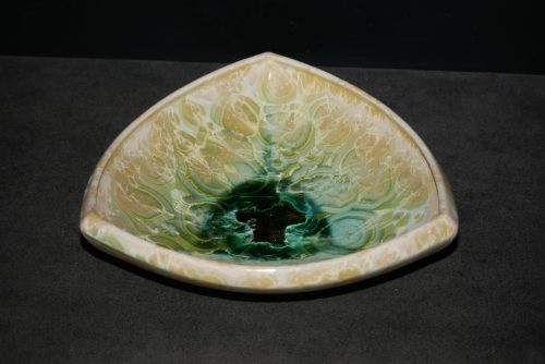 Petite coupe triangulaire en porcelaine vert citron 26 cm